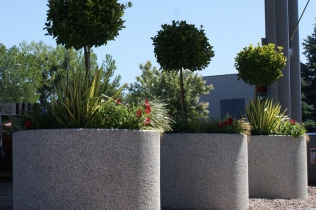 Donice betonowe - kiedy potrzebujemy zieleni w mieście